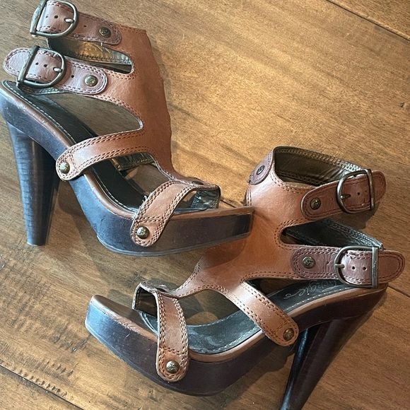USED Fergie brown leather gladiator heels sz 6